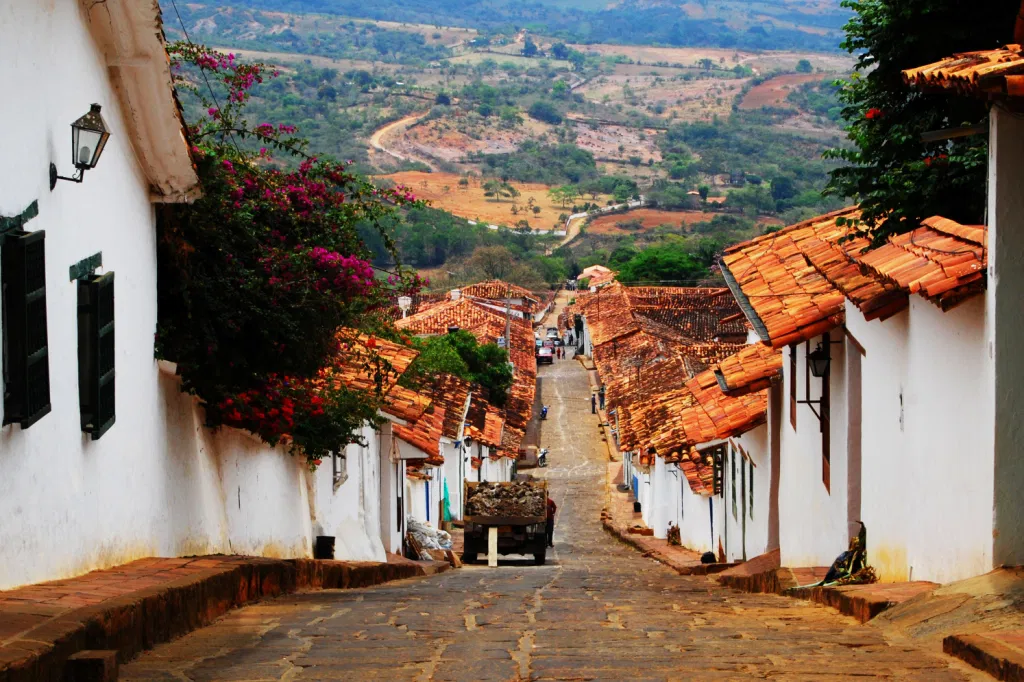 Calle empedrada de Barichara, destino de tour turístico
