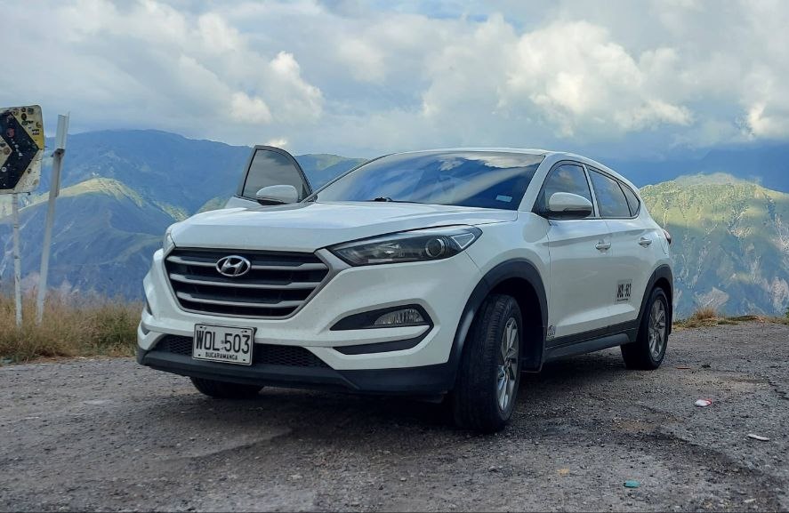 Vehículo de Willy Tours estacionado en las calles de Barichara