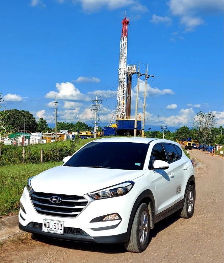 Viajeros felices disfrutando de una excursión desde Bucaramanga