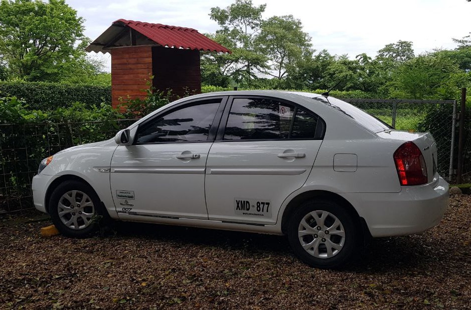 Pareja disfrutando de un viaje romántico con transporte personalizado