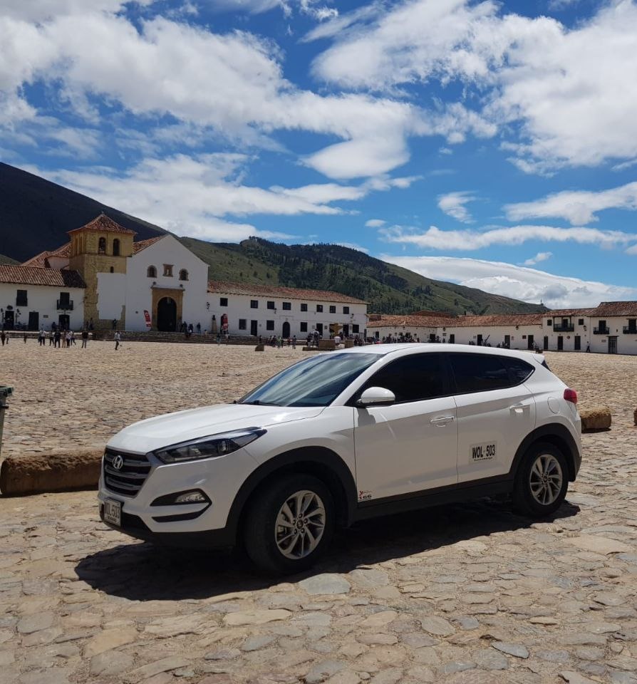 Familia viajando segura en una camioneta de Willy Tours por Santander